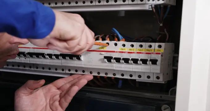 Électricien installant des prises murales à Toulon